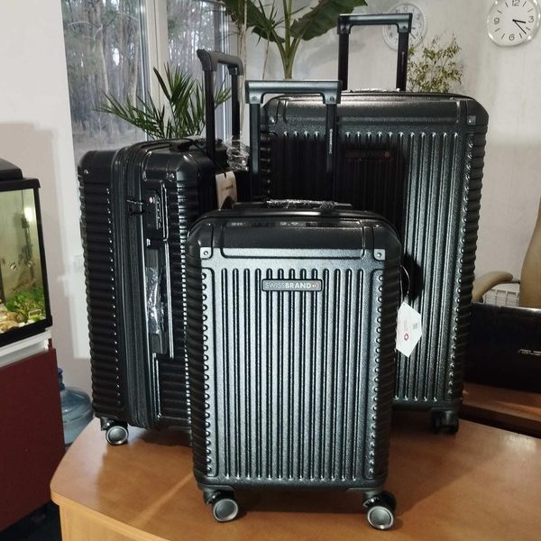 Чемодан Swissbrand Paris (S) Black (SWB_LHPAR001S) для ручної кладі 39 л поліcarbonate TSA замок 4 колеса розширювальний DAS301888 фото