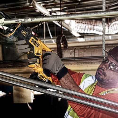 Пила шабельна акумуляторна безщіткова DeWALT DCS367NT 18В 2900 ход/хв 2.27 кг безщітковий двигун Li-Ion батарея DCS367NT фото