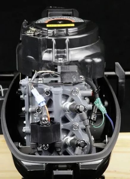 Лодковий мотор Suzuki DT 15 AS бензиновий 15 к.с. двотактний румпельний запуск ручний 381 мм вага 33 кг об'єм 284 см&sup3; Suzuki DT15AS фото