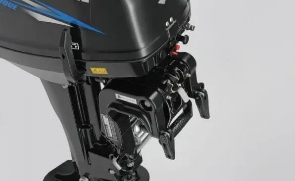 Лодковий мотор Suzuki DT 15 AS бензиновий 15 к.с. двотактний румпельний запуск ручний 381 мм вага 33 кг об'єм 284 см&sup3; Suzuki DT15AS фото