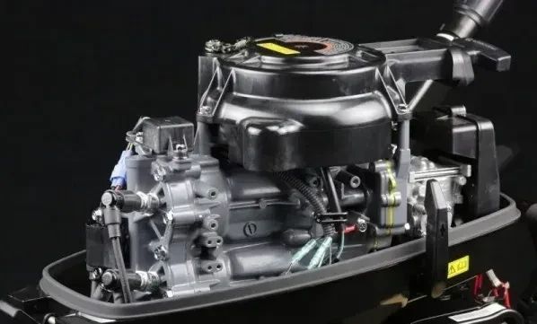 Лодковий мотор Suzuki DT 15 AS бензиновий 15 к.с. двотактний румпельний запуск ручний 381 мм вага 33 кг об'єм 284 см&sup3; Suzuki DT15AS фото