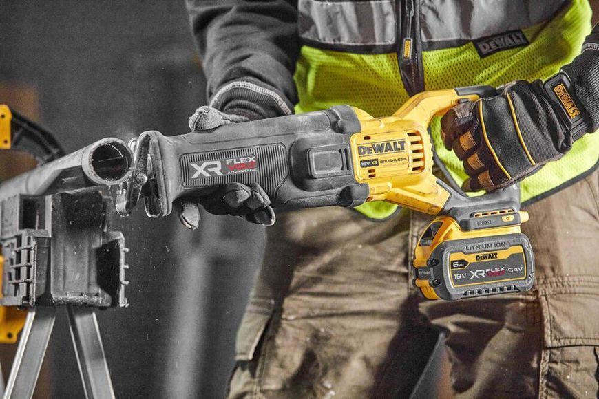 Пила шабельна акумуляторна DeWALT DCS386NT 18В вага 3.5 кг частота ходів 0 - 3000 ход/хв тип двигуна бессчеточний DCS386NT фото